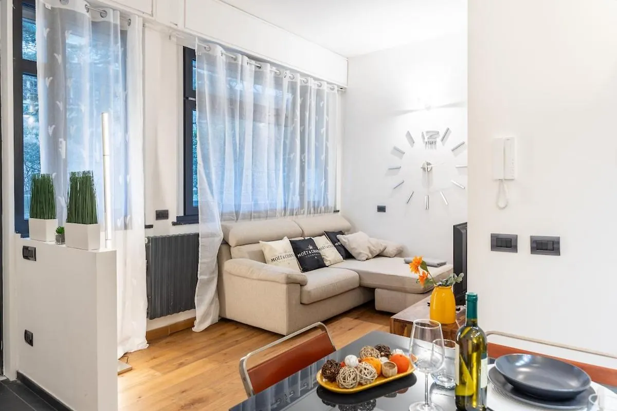 Design Apartment I Steps From Fair & Metro ミラノ 0*,  イタリア