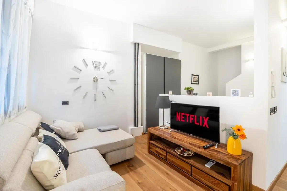 Design Apartment I Steps From Fair & Metro ミラノ イタリア