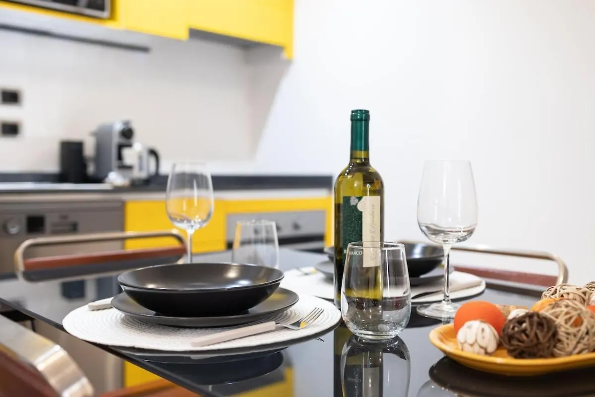 Design Apartment I Steps From Fair & Metro ミラノ 0*,  イタリア